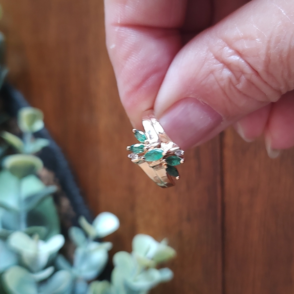 10k Solid Gold Emerald Ring - image 6
